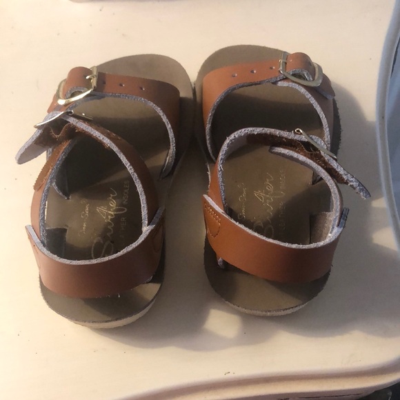 Brown Flip Flops with Cushioned Sole and Stylish Design - Picture 1 of 6